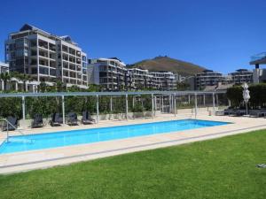 una imagen de una piscina con edificios en el fondo en Juliette 208, en Ciudad del Cabo