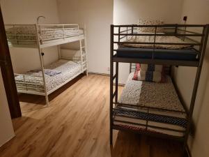 Poschodová posteľ alebo postele v izbe v ubytovaní bila labot hostel prague