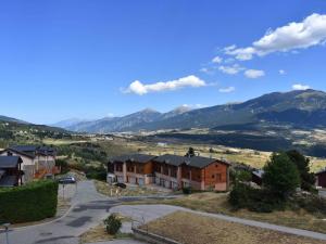 uitzicht op een dorp met huizen en bergen bij Studio Font-Romeu-Odeillo-Via, 1 pièce, 4 personnes - FR-1-580-20 in Font Romeu Odeillo Via