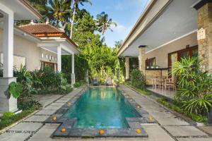 - une piscine dans l'arrière-cour d'une maison dans l'établissement Pundi Kaya, à Ubud