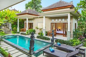 une villa avec une piscine en face d'une maison dans l'établissement Pundi Kaya, à Ubud