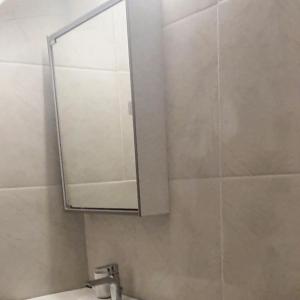 baño con espejo y lavabo en The Olive Tree Villa Lindos, en Lindos