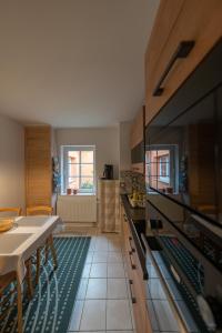 Blanks Safari Lodge في Klein Schwaß: مطبخ مع طاولة وغرفة طعام