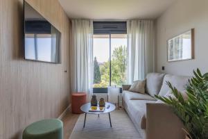 ein Wohnzimmer mit einem Sofa und einem Tisch in der Unterkunft Apartamentos Líbere Pamplona Yamaguchi in Pamplona