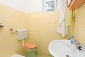 a bathroom with a toilet and a sink at Rooms with a parking space Brela, Makarska - 17281 in Brela