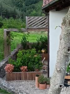 un jardin avec une pergola et des plantes dans l'établissement Izal Landetxea, à Bergara