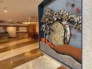 マニラにあるKabayan Hotel Pasayのロビー壁