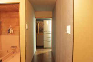 una cucina con frigorifero bianco in una camera di Private GUEST HOUSE KUMANOYASA a Tanabe