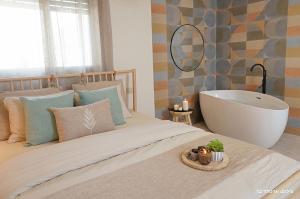 Ένα ή περισσότερα κρεβάτια σε δωμάτιο στο Anise Suites