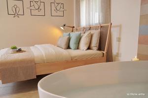Ένα ή περισσότερα κρεβάτια σε δωμάτιο στο Anise Suites