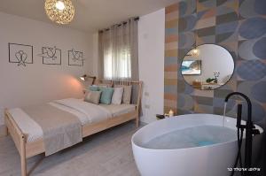 Ένα ή περισσότερα κρεβάτια σε δωμάτιο στο Anise Suites