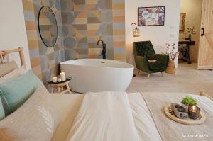 Posezení v ubytování Anise Suites + 29 fotografií
