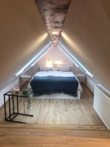 a bedroom with a large bed in a attic at Apartament 39 in Karpacz