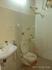La salle de bains est pourvue de toilettes et d'un lavabo. dans l'établissement Casa Riverdale Farm Stay, à Vallikavungal