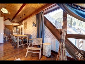 a room with a table and chairs and a large window at VARRADOS de Alma de Nieve in Naut Aran
