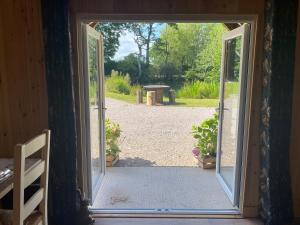 BaddileyにあるKingfisher Cabin - Wild Escapes Wrenbury off grid glamping - ages 12 and overのギャラリーの写真