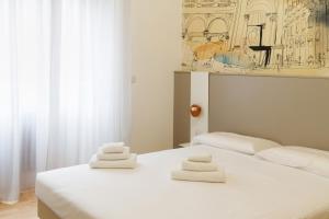1 dormitorio con 2 camas y toallas blancas. en Smart 1-bed with modern amenities, en Milán