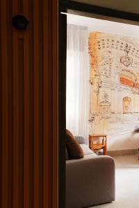 1 dormitorio con 1 cama con un dibujo en la pared en Smart 1-bed with modern amenities, en Milán
