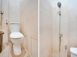 y baño con aseo y ducha. en OYO Life 91511 Ampel Residence Syariah, en Surabaya
