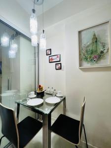 Foto de la galeria de Azure Pool View with Balcony, WiFi and Netflix a Manila