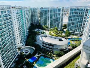 Foto de la galeria de Azure Pool View with Balcony, WiFi and Netflix a Manila