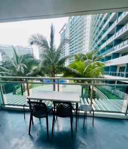 Foto de la galeria de Azure Pool View with Balcony, WiFi and Netflix a Manila