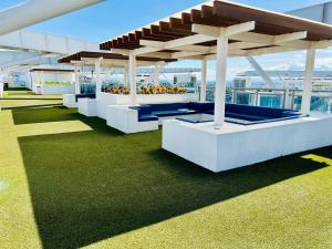Foto de la galeria de Azure Pool View with Balcony, WiFi and Netflix a Manila