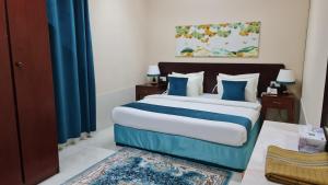 Giường trong phòng chung tại Sadaf Hotel Apartments +48 ảnh