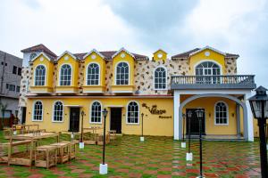 een geel huis met een tafel en een patio bij The Village Resort Mundra in Mundra