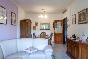 Una sala de estar con un sofá blanco y una mesa. en Casa Cesarina, en Massa