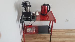 Príslušenstvo na prípravu kávy alebo čaju v ubytovaní Apartmani LuMa / apartman Luka