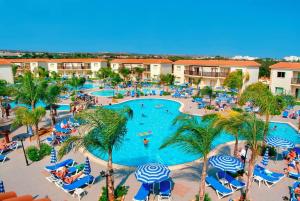 una vista aérea de una piscina en un complejo en Tsokkos Paradise Holiday Village, en Ayia Napa