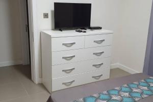 Et tv og/eller underholdning på Pereybere Apartment-Lovely 3- bedroom rental unit