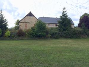 an old barn in a field next to a yard at Apartmán Chrpa in Snědovice