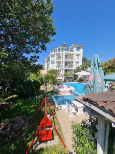 un complejo con piscina y un edificio en Hotel Rai, en Obrochishte