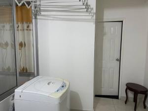 a laundry room with a washing machine and a mirror at Apartamento amoblado a 10 minutos del centro in Bogotá