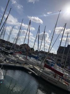 Un montón de barcos atracados en un puerto deportivo en soleil et bateau en Courseulles-sur-Mer