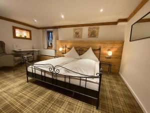 バート・シュタッフェルシュタインにあるLandhotel Augustinの部屋の中に大きなベッドがある寝室 +27枚の写真