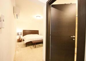 Una puerta que conduce a un dormitorio con cama en Spacious condo with private terrace & Pool, en Palm-Eagle Beach 24 fotos más