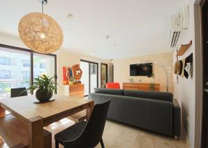 una sala de estar con un sofá y una mesa en Spacious condo with private terrace & Pool, en Palm-Eagle Beach
