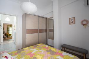 Postel nebo postele na pokoji v ubytování Kipseli's square apartemnt 1 bedroom 2 pers.
