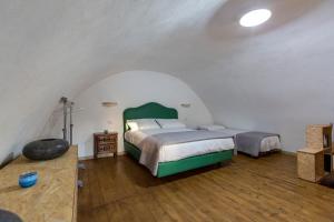 sypialnia z łóżkiem i stołem w pokoju w obiekcie Il mulino luxury house w mieście Vico Equense