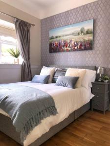 - une chambre avec un grand lit orné d'une peinture murale dans l'établissement Mountain House Omeath near Carlingford, à Ó Méith
