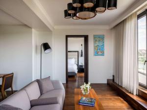 un soggiorno con divano e tavolo di Mövenpick Istanbul Hotel Golden Horn a Istanbul