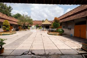 een lege binnenplaats van een school met gebouwen bij Wisma Citra Metro Mitra RedDoorz in Banjarjo