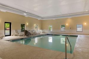 een groot zwembad in een huis met bij Clarion Pointe Charleston - West Ashley in Charleston