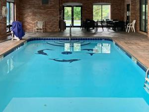 Kolam renang di atau dekat dengan Comfort Inn & Suites Columbus North