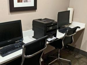 Televisyen dan/atau pusat hiburan di Comfort Inn & Suites Columbus North