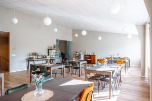 um restaurante com mesas e cadeiras num quarto em Hotel Kaldi em Litli-Árskógssandur