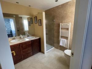 a bathroom with two sinks and a shower and a toilet at La Terraza de los Infantes in Zamora +41 photos